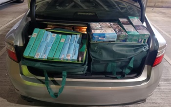 一名四十三岁入境男司机因进口未完税香烟及未有向海关人员作出申报，违反《应课税品条例》，今日（五月二日）在西九龙裁判法院被判处监禁五个月和罚款一千元。图示藏于车尾行李箱的未完税香烟。