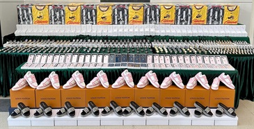 香港海关与内地及澳门海关于四月十四日至二十六日采取为期两星期的执法行动，加强检查从三地转口往美洲、欧洲、「一带一路」沿线国家和地区的货物，以打击跨境转运的冒牌货物活动。行动中，香港海关侦破十五宗案件，检获共约七万件怀疑冒牌货物，包括手表、电话及配件、耳机、球衣及鞋具，估计市值共约四千一百万元。图示部分检获的怀疑冒牌货物。