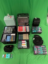 一名四十三岁入境男旅客因管有未完税香烟和未有向海关人员作出申报，以及进口另类吸烟产品，违反《应课税品条例》和《进出口条例》，今日（五月二日）在西九龙裁判法院被判处监禁四个月及罚款一千元。图示检获的未完税香烟及另类吸烟产品。