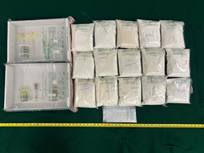 香港海关昨日（五月三日）在荃湾及牛头角检获约十五公斤怀疑依托咪酯，一批毒品吸食器具，估计市值约一千四百万元。图示检获的怀疑依托咪酯粉末及毒品吸食器具。