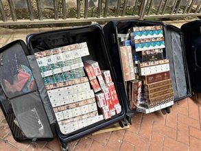 香港海关今日（五月四日）在上水进行反私烟行动，成功捣破一个以外佣为首的私烟团伙，瓦解两个私烟储存及分销中心，行动中共检获约20万支怀疑私烟，市值约90万港元，应课税值约66万港元。图示为部份检获的私烟。