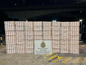 香港海关早前在葵涌侦破两宗出口走私香烟案件，并根据跟进调查于昨晚（五月六日）在元朗捣破一个私烟包装及储存中心，共检获约三百六十万支怀疑私烟，估计市值约一千六百万元，应课税值约一千二百万元，并拘捕两名涉案人士。图示部分检获的怀疑私烟。