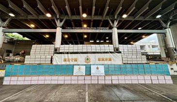 香港海关近日展开代号「截源」的打击走私香烟行动，检获合共约四千九百万支怀疑私烟，估计市值约二亿二千万元，应课税值约一亿六千二百万元。图示部分检获的怀疑私烟。