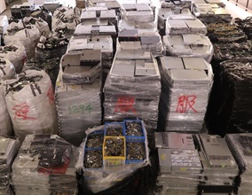 香港海关四月三十日及五月一日侦破三宗涉嫌利用远洋船走私货物的案件，检获大批怀疑走私电子货物及零件，估计市值共约一亿二千万元。图示部分检获的怀疑走私电子货物及零件。