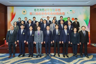 Hong Kong Customs today (May 12) held the inaugural ceremony of the second term of the Customs YES Honorary Presidents' Association (CYHPA) at the Customs Headquarters Building. Photo shows the Commissioner of Customs and Excise, Mr Chan Tsz-tat (first row, centre), and directorates of the department with the newly appointed Chairperson, Mr Albert Chuang (first row, third left); the Life Honorary President, Mr Karson Choi (first row, fourth right); and members of the second term CYHPA.