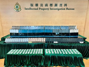 香港海关于五月十三日及十五日采取执法行动，打击观塘及深水埗区售卖冒牌物品活动，检获共约三千三百件怀疑冒牌手提电话及配件，估计市值共约四百二十五万元。图示部分检获的怀疑冒牌手提电话及配件。