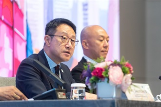 香港海关今日（五月十九日）至五月二十二日举办第26届世界海关组织亚太区首脑会议。图示海关关长陈子达（左）在会议上致欢迎辞。