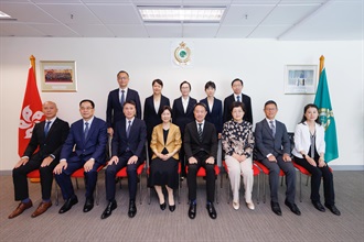 香港海关关长陈子达昨日（五月十八日）在香港海关总部大楼与国家海关总署署长孙梅君会面。图示陈子达（前排右四）、孙梅君（前排左四）与其他香港海关人员和国家海关总署代表团成员合照。