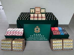 香港海关五月六日在港珠澳大桥香港口岸检获约一千三百件怀疑冒牌货物及约二千四百件另类吸烟产品，估计市值共约一百五十万元。图示检获的怀疑冒牌货物和另类吸烟产品。