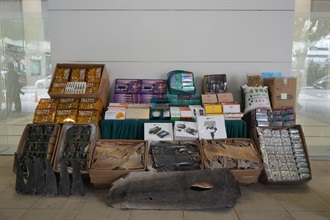 香港海关五月九日侦破一宗涉嫌利用内河船走私的案件，检获大批怀疑走私货物，估计市值共约二千八百万元。图示检获的怀疑走私货物，包括电子零件、美容针剂、另类吸烟产品、怀疑未完税烟草产品、怀疑受管制干鱼翅及贵价食材。