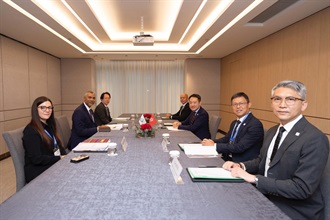 由香港海关举办的第26届世界海关组织亚太区首脑会议今日（五月二十二日）圆满结束。图示海关关长陈子达（右三）于五月十九日休会期间与世界海关组织秘书长Ian Saunders（左二）会晤。