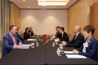 由香港海关举办的第26届世界海关组织亚太区首脑会议今日（五月二十二日）圆满结束。图示海关关长陈子达（右三）于五月二十一日休会期间与澳洲边防局局长Gavan Reynolds（左二）会晤。