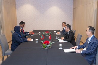 由香港海关举办的第26届世界海关组织亚太区首脑会议今日（五月二十二日）圆满结束。图示海关关长陈子达（右二）于五月二十一日休会期间与马尔代夫海关关长Fathimath Dhiyana（左一）会晤。