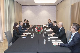 由香港海关举办的第26届世界海关组织亚太区首脑会议今日（五月二十二日）圆满结束。图示海关关长陈子达（右三）于五月二十一日休会期间与新加坡关税局局长Tan Hung Hooi（左二）会晤。