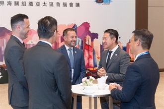 由香港海关举办的第26届世界海关组织亚太区首脑会议今日（五月二十二日）圆满结束。图示海关关长陈子达（右二）于五月二十日休会期间与新西兰海关副关长Joe Cannon（中） 交换意见。