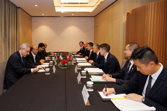 由香港海关举办的第26届世界海关组织亚太区首脑会议今日（五月二十二日）圆满结束。图示署理保安局局长卓孝业（右四）联同海关关长陈子达（右五）五月二十日与伊朗经济事务及财政部副部长兼海关首长Foroud Asgari（左二）会晤。
