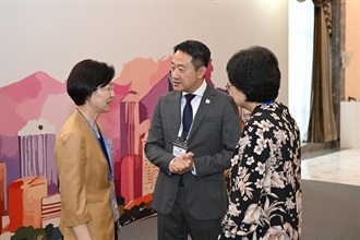 由香港海关举办的第26届世界海关组织亚太区首脑会议今日（五月二十二日）圆满结束。图示会议期间海关关长陈子达（中）和国家海关总署署长孙梅君（左）交谈。