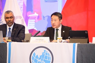 由香港海关举办的第26届世界海关组织亚太区首脑会议今日（五月二十二日）圆满结束。图示海关关长陈子达（右）在会议上致总结发言。