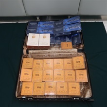 一名入境男旅客因管有未完税香烟以及未有向海关人员作出申报，违反《应课税品条例》，今日（五月二十八日）在九龙城裁判法院被判处监禁四星期和罚款八百元。图示在该名男旅客的行李箱内发现的未完税香烟。