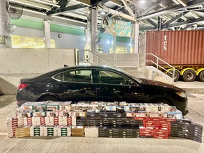 一名五十八岁男子因进口未完税香烟，违反《应课税品条例》，今日（五月三十日）在西九龙裁判法院被判处监禁八个月。图示海关人员在该男子的私家车检获的未完税香烟。