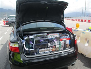 一名五十八岁男子因进口未完税香烟，违反《应课税品条例》，今日（五月三十日）在西九龙裁判法院被判处监禁八个月。图示藏于该男子的私家车车尾箱的未完税香烟。