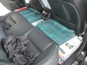 一名五十八岁男子因进口未完税香烟，违反《应课税品条例》，今日（五月三十日）在西九龙裁判法院被判处监禁八个月。图示藏于该男子的私家车后座乘客座位的未完税香烟。