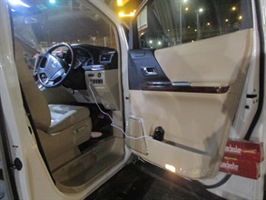 A 24-year-old man was sentenced to four months' imprisonment at the West Kowloon Magistrates' Courts today (June 2) for importing duty-not-paid cigarettes, in contravention of the Dutiable Commodities Ordinance. Photo shows the duty-not-paid cigarettes concealed inside the door of the man's vehicle.