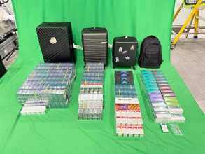 一名四十一岁入境男旅客因管有未完税香烟及未有向海关人员作出申报，以及进口另类吸烟产品，违反《应课税品条例》和《进出口条例》，昨日（六月三日）在西九龙裁判法院被判处监禁五个月两星期零三日。图示检获的未完税香烟及另类吸烟产品。