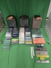 一名二十岁入境男旅客因管有未完税香烟以及未有向海关人员作出申报，以及进口另类吸烟产品，违反《应课税品条例》和《进出口条例》，今日（六月四日）在西九龙裁判法院被判处监禁四个月及罚款一千元。图示检获的未完税香烟及另类吸烟产品。