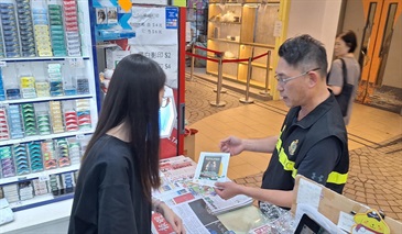 香港海关今日（六月五日）与黄大仙区区议员、卫生署控烟酒办公室、警务处和房屋署在黄大仙乐富邨进行联合反私烟宣传活动。图示海关人员向商户宣传反私烟信息。