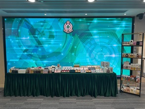 香港海关五月二十八日及昨日（六月五日）展开特别执法行动，破获两宗透过网上平台售卖怀疑冒牌物品的案件，检获共约七百件怀疑冒牌物品，包括香水和护肤品，估计市值共约三十万元。图示部分检获的怀疑冒牌产品。