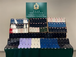 Hong Kong Customs on May 28 seized 690 suspected counterfeit mobile phones with an estimated market value of about $1.4 million at the Hong Kong-Zhuhai-Macao Bridge Hong Kong Port. Photo shows the suspected counterfeit mobile phones seized.