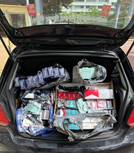 一名三十七岁男子因进行私烟分销活动，违反《应课税品条例》，今日（六月二十日）在屯门裁判法院被判处监禁九个月。图示部分于其私家车行李箱发现的私烟。