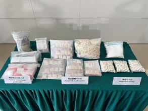 Hong Kong Customs yesterday (June 27) in San Tin, Yuen Long seized about 4.7 kilograms of suspected cocaine and about 4.3 kg of suspected crack cocaine with a total estimated market value of about $8.8 million. Photo shows the suspected dangerous drugs and drug packaging paraphernalia seized.