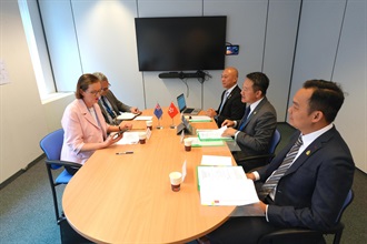 海关关长陈子达于六月二十三日至二十八日率领代表团，出席在比利时布鲁塞尔举行的世界海关组织第92届政策委员会会议及第145至146届海关合作理事会会议。图示陈子达（右二）于六月二十六日与新西兰海关关长Christine Stevenson（左一）会晤。