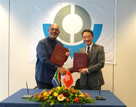 海关关长陈子达于六月二十三日至二十八日率领代表团，出席在比利时布鲁塞尔举行的世界海关组织第92届政策委员会会议及第145至146届海关合作理事会会议。图示海关关长陈子达（右）与南非税务署署长Edward Kieswetter（左）于六月二十七日在《海关合作及行政互助备忘录》签署仪式后合照。