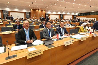 海关关长陈子达于六月二十三日至二十八日率领代表团，出席在比利时布鲁塞尔举行的世界海关组织第92届政策委员会会议及第145至146届海关合作理事会会议。图示陈子达（中）、海关助理关长（世界海关组织）李建基（左）及海关事务及合作科参事区健伟（右）出席第145至146届海关合作理事会会议。