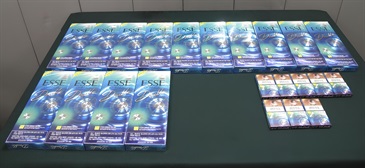 一名入境男旅客因管有未完税香烟和未有向海关人员作出申报，违反《应课税品条例》，今日（六月三十日）在东区裁判法院被判处监禁两个月，缓刑二十四个月和罚款四千元。图示检获的未完税香烟。