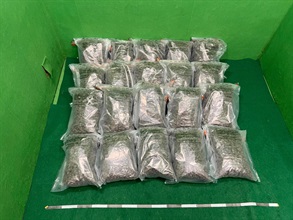 香港海关今日（七月二日）在香港国际机场侦破一宗行李藏毒的贩毒案件，检获约二十公斤怀疑大麻花，估计市值约四百三十万元。图示检获的怀疑大麻花。