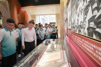 The Deputy Commissioner (Control and Enforcement) of Customs and Excise, Mr Mark Woo (second left) and other representatives of the Executive Committee and the Honorary Presidents' Association of Customs YES, led members of the Foot Drill and Flag Party of the Customs Youth Leader Corps to visit the Museum of the Communist Party of China on July 3.