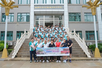 The Honorary Founding Executive Director of the Executive Committee of Customs YES, Mr Edgar Kwan (first row, third left), the Directors, Dr Mark Mak (second row, second right) and Ms Sylvia Lee (second row, third right); and the Honorary Presidents of the Honorary Presidents’ Association, Mr Kenneth Wong (first row, second left), Mr Arthur Mui (first row, first left) and Ms Nicole Wong (second row, third left), led members of the Foot Drill and Flag Party of the Customs Youth Leader Corps to learn about badminton skills from the national athletes on July 3.