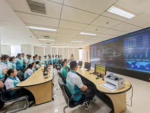 Members of the Foot Drill and Flag Party of the Customs Youth Leader Corps visited the China Academy of Aerospace Electronics Technology on July 4.