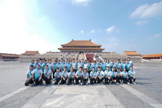 The Honorary Founding Executive Director of the Executive Committee of Customs YES, Mr Edgar Kwan (second row, eleventh right) and the Director, Ms Sylvia Lee (second row, tenth right), led members of the Foot Drill and Flag Party of the Customs Youth Leader Corps to visit the Palace Museum on July 4.