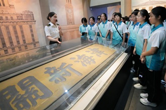 Members of the Foot Drill and Flag Party of the Customs Youth Leader Corps visited the China Customs Museum on July 5.