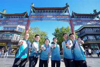 Members of the Foot Drill and Flag Party of the Customs Youth Leader Corps visited Qianmen Street on July 5.