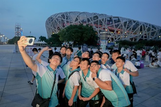 Members of the Foot Drill and Flag Party of the Customs Youth Leader Corps visited the scenic avenue outside the Water Cube and the National Stadium on July 4.