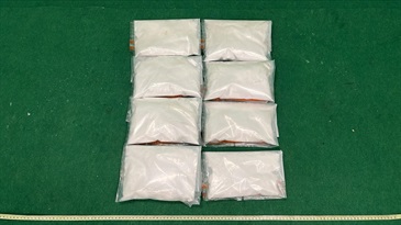Hong Kong Customs yesterday (July 5) detected a drug trafficking case involving baggage concealment at Hong Kong International Airport. About 3.7 kilograms of suspected cocaine with an estimated market value of about $3 million were seized. Photo shows the suspected cocaine seized.