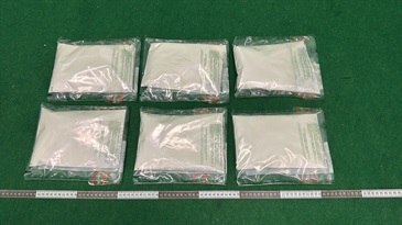 Hong Kong Customs yesterday (July 6) and today (July 7) detected two dangerous drug trafficking cases involving baggage concealment at Hong Kong International Airport. About 15 kilograms of suspected cannabis buds and 2kg of suspected heroin with a total estimated market value of about $4.2 million were seized. Photo shows the suspected heroin seized.
