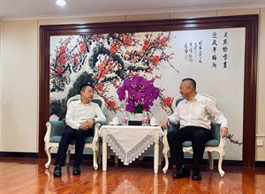 香港海关关长陈子达（左）于七月六日在新疆参访乌鲁木齐海关，与乌鲁木齐海关关长郝炜明（右）会面。