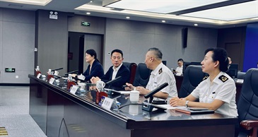 香港海关关长陈子达（左二）于七月七日在乌鲁木齐海关关长郝炜明（左三）及乌鲁木齐海关副关长李清华（右一）陪同下参观乌鲁木齐海关业务运行监控和查验管控中心。